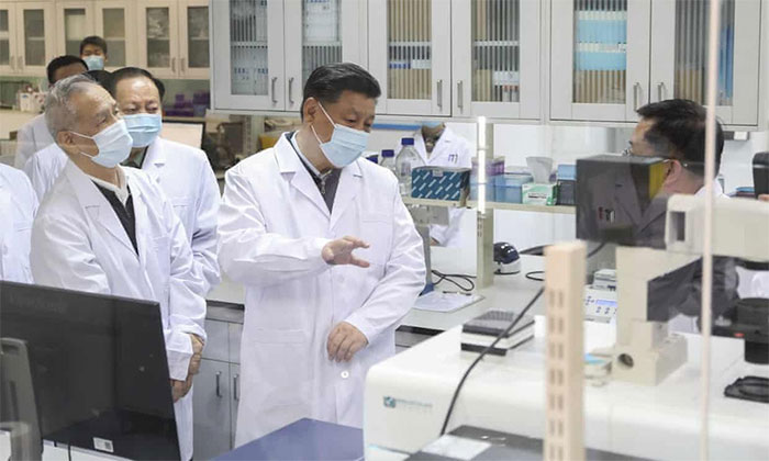 Chủ tịch Trung Quốc Tập Cận Bình tìm hiểu về quá trình tiêm vắc xin