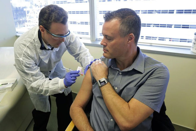 Tình nguyện viên được tiêm vắc xin Covid-19 thử nghiệm vào ngày 17/3.