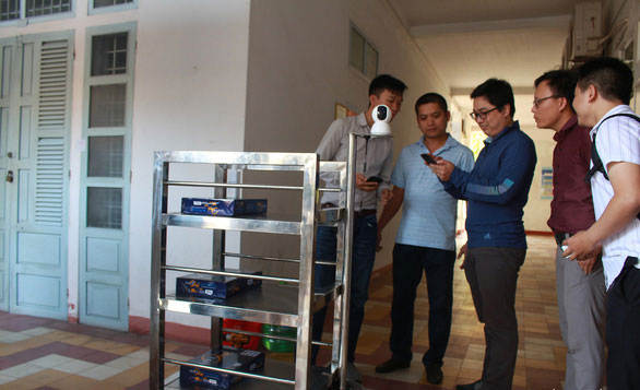 Nhóm chế tạo cùng các giảng viên khoa Cơ khí chạy thử robot