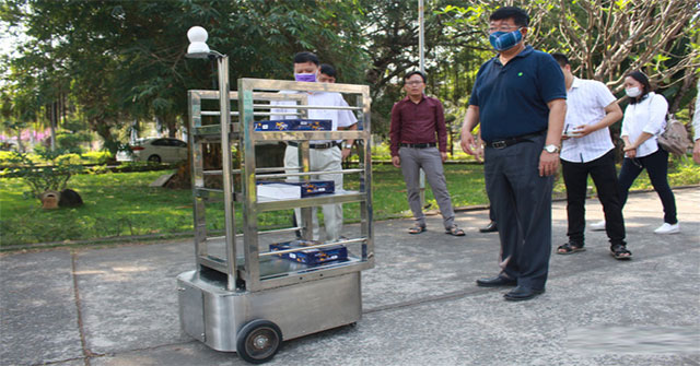 Thầy trò chế tạo robot phục vụ người cách ly vì dịch covid-19
