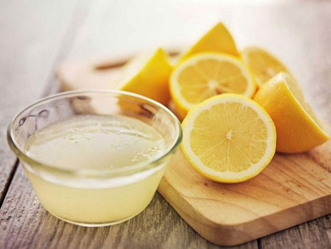 Nước cốt chanh chứa vitamin C và thành phần axit, có khả năng diệt vi khuẩn, virus.