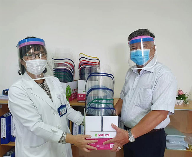 Phòng Nghiên cứu Khoa học gửi tặng sản phẩm đến đội ngũ y bác sĩ của các phòng khám Bệnh viện Chợ Rẫy.