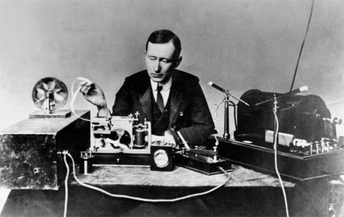 Kỹ sư điện/nhà phát minh Guglielmo Marconi.