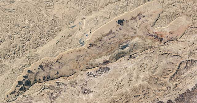 Hố trũng khổng lồ hình trái tim giữa sa mạc