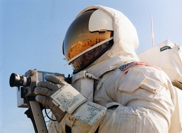 Kế hoạch đổ bộ Mặt trăng của Apollo 13 đã phải hủy bỏ sau khi tàu gặp phải sự cố.