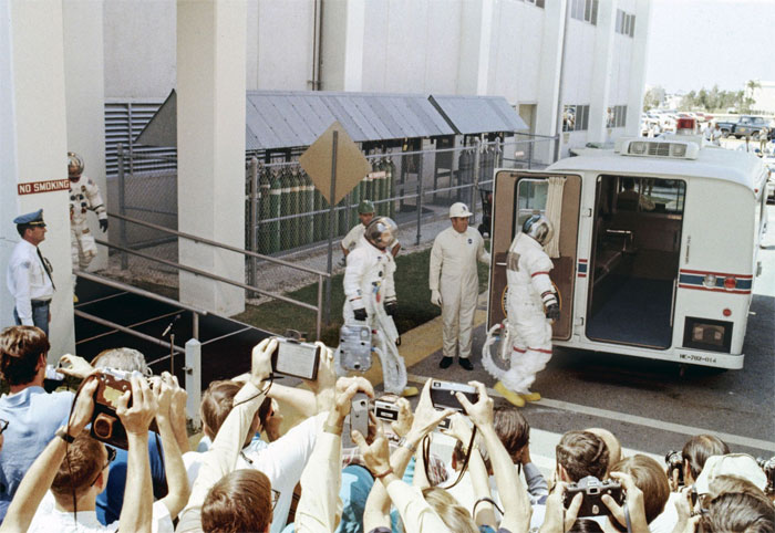 Các phi hành gia của Apollo 13 rời tòa nhà vận hành để lên xe đến bệ phóng 39A