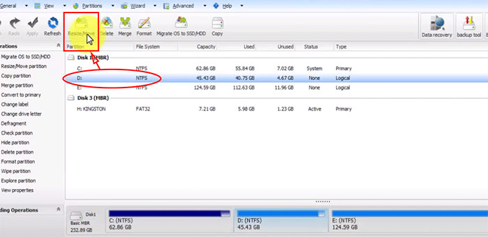 Trong cửa sổ phần mềm, chọn ổ nằm sát ổ C (ở đây là ổ D) sau đó nhấn nút Rezize/Move trên thanh công cụ. 