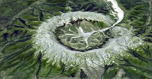 Khối núi hình tròn chứa đầy kim loại quý