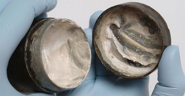 Tìm thấy lọ kem dưỡng da 2.000 năm tuổi ở Anh