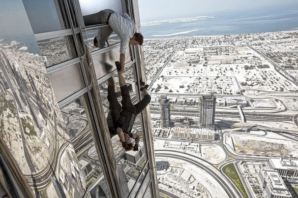 Một cảnh phim Tom Cruise treo mình bên ngoài tháp Burj Khalifa trong Chiến dịch bóng ma
