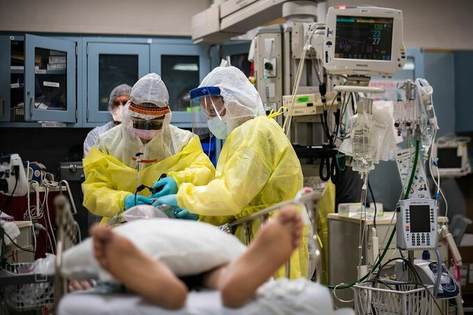 Bác sĩ tại Trung tâm Y tế Maimonides, Mỹ, tiến hành đặt nội khí quản cho bệnh nhân Covid-19