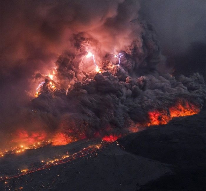 Dòng chảy Pyroclastic tạo ra sét núi lửa