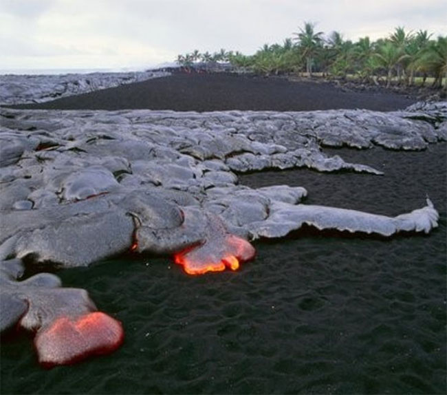 Dung nham trên bãi biển Hawaii