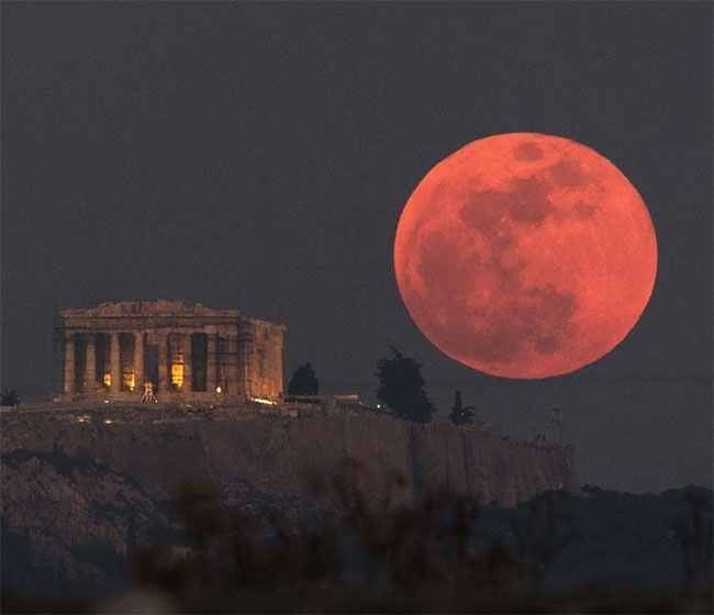 Siêu trăng máu mọc lên phía sau ngôi đền Parthenon vào năm 2018