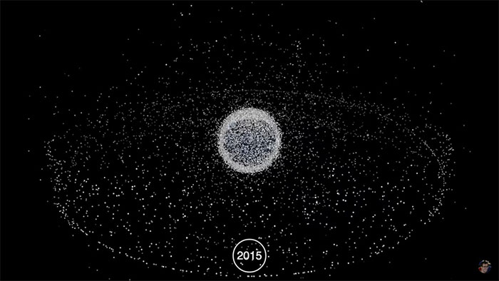 Minh họa về lượng rác vũ trụ bao quanh Trái đất vào năm 2015 do Stuart Gray tạo ra