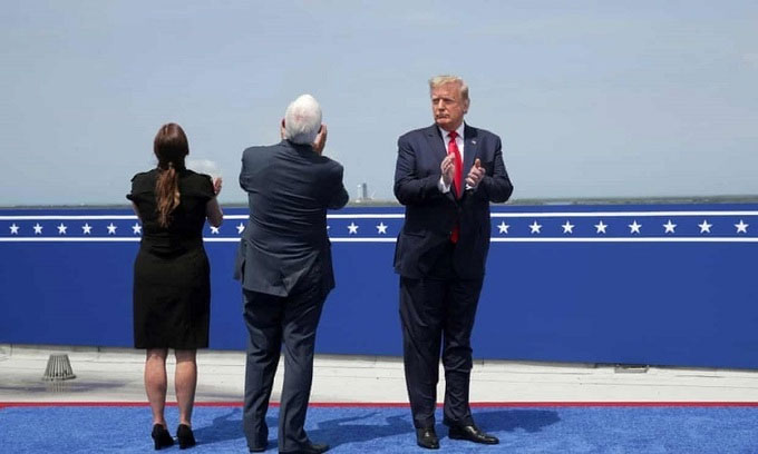 Donald Trump, Mike Pence và vợ Karen Pence theo dõi phóng tên lửa Falcon 9.
