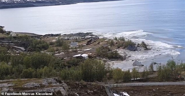 Hãi hùng cảnh cả khu đất ở Na Uy đang yên lành bị "lôi" ra biển và chìm nghỉm