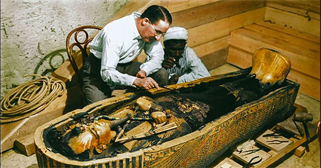 "Khoảnh khắc vàng" lúc mở quan tài vua Tutankhamun