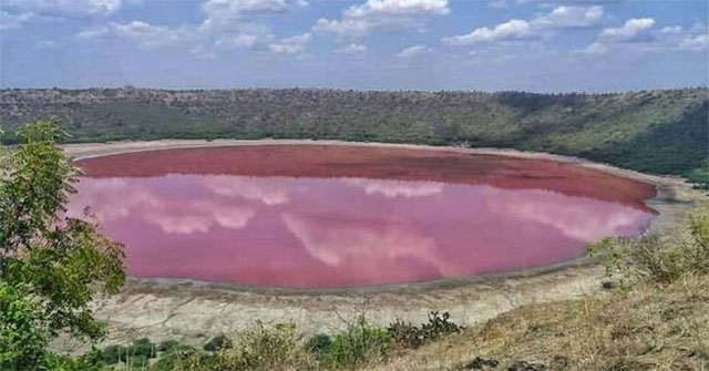 Chuyên gia bất lực, không rõ lý do hồ nước 50.000 tuổi chuyển màu hồng