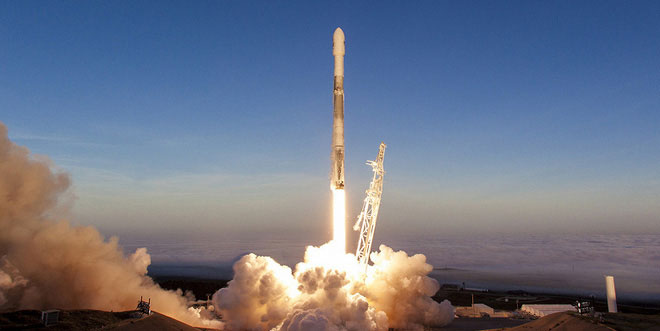 Tên lửa Falcon 9 được phóng lên, đưa tàu vũ trụ Crew Dragon vào không gian
