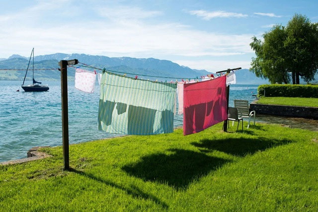 Phơi đồ giặt bên hồ Atter ở Áo.