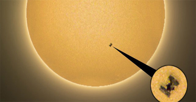 Ảnh chụp trạm ISS bay ngang qua Mặt trời