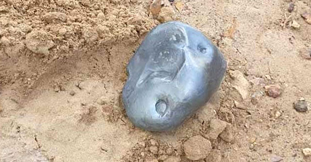"Thiên thạch" kim loại nặng 2,8kg đâm xuống mặt đất