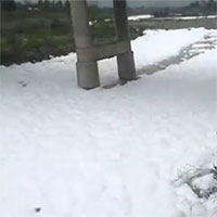 Cả dòng sông bỗng trở nên trắng xóa, biết nguyên nhân mới thấy tác hại vô cùng đáng sợ Cả dòng sông bỗng trở nên trắng xóa, biết nguyên nhân mới thấy tác hại vô cùng đáng sợ