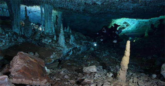 Bí ẩn khoáng vật đỏ và hài cốt người 12.000 năm nơi "tử địa khủng long"