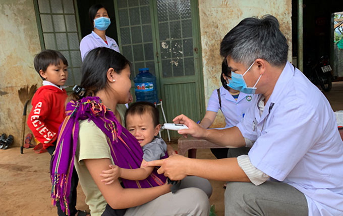 Ngành y tế tổ chức khám sàng lọc và điều trị dự phòng cho người dân làng Bông Hiot