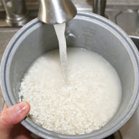 Nấu cơm bằng nước nóng hay nước lạnh? 90% bà nội trợ Việt trả lời sai Nấu cơm bằng nước nóng hay nước lạnh? 90% bà nội trợ Việt trả lời sai