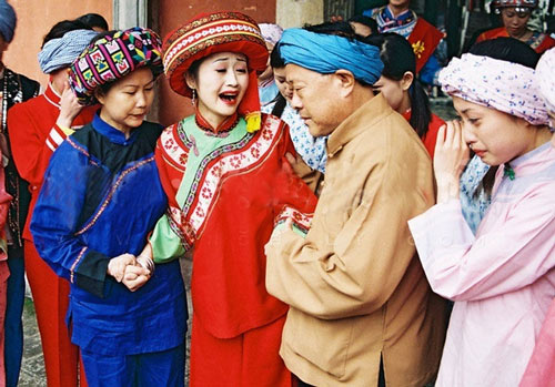 Theo phong tục của người Thổ Gia (Trung Quốc), cô dâu phải khóc trong lễ cưới để thể hiện sự hiếu thảo