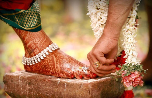 Ở Ấn Độ, cô dâu theo đạo Hindu sẽ đeo chiếc nhẫn cưới vào ngón chân của mình thay vì ngón áp út như các nơi khác