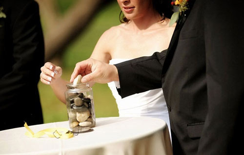 Trong đám cưới ở Australia, các khách mời đến dự phải nắm chặt viên đá đồng tâm trong suốt thời gian hôn lễ diễn ra