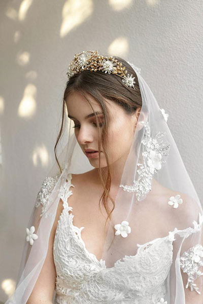 Theo phong tục xưa tại Italy, các khách mời đến dự lễ cưới sẽ tham gia xé rách váy cô dâu để nhận được nhiều may mắn