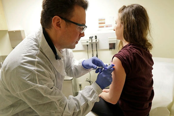 Tình nguyện viên được tiêm thử vaccine Covid-19 tại Viện Nghiên cứu Kaiser Permanente Washington