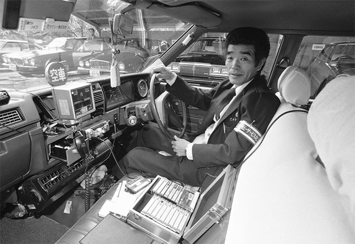 Trong ảnh là chiếc taxi ở Osaka được trang bị máy karaoke miễn phí cho hành khách đi xe.