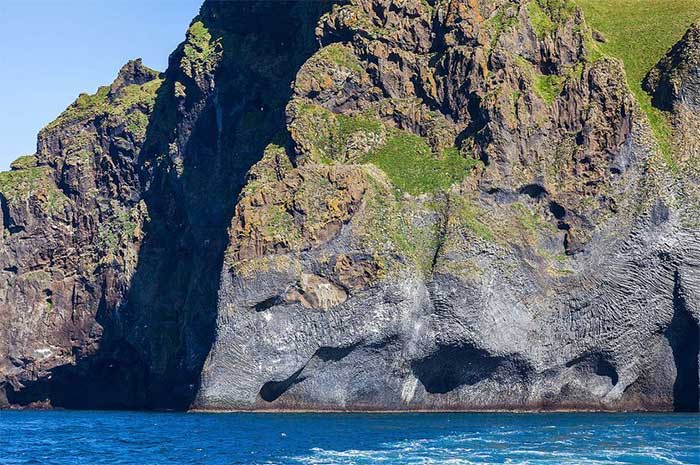 Khối đá này hình thành bởi các vụ phun trào liên tục và đột ngột của ngọn núi lửa Eldfell trên đảo.