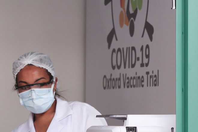 Một nhà nghiên cứu tại phòng thí nghiệm vaccine của Oxford/AstraZeneca tại Brazil.