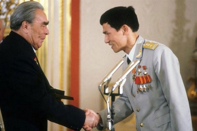 Phi hành gia Phạm Tuân nhận huân chương từ Tổng bí thư Đảng Cộng sản Liên Xô Leonid Brezhnev tại Điện Kremlin