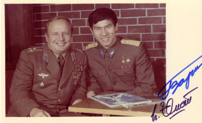 Ảnh tư liệu chụp năm 1981 có chữ ký của anh hùng Phạm Tuân (lúc này mang hàm Thượng tá) cùng nhà du hành Viktor Gorbatko.