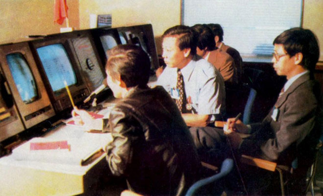 Các chuyên gia và nhà báo Việt Nam tại phòng điều khiển của phi vụ.