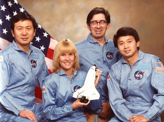 Phi hành gia Trịnh Hữu Châu cùng phi hành đoàn tàu con thoi Columbia 12 số hiệu STS-50.