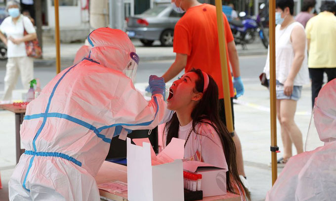 Nhân viên y tế lấy mẫu xét nghiệm nCoV tại thành phố Đại Liên, tỉnh Liêu Ninh, hôm 27/7.