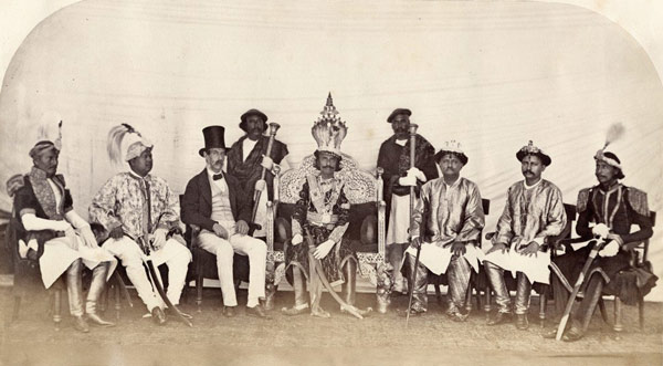 Vua Nepal ngồi bên cạnh các sỹ quan Anh năm 1862