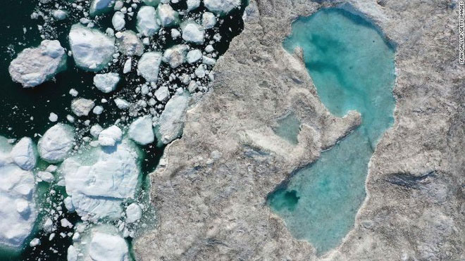 Băng tan chảy tạo thành hồ nước trên băng ở vịnh băng Ilulissa gần Ilulissat, Greenland năm 2019.