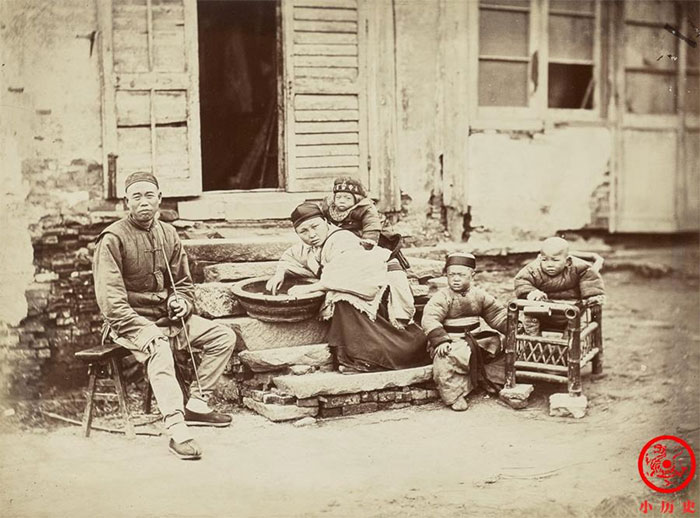 Một gia đình thường dân đông con. Ảnh chụp sau năm 1862.