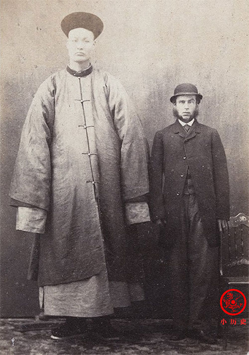 Bức ảnh chụp Chiêm Thế Sai và một người đàn ông phương Tây năm 1864.
