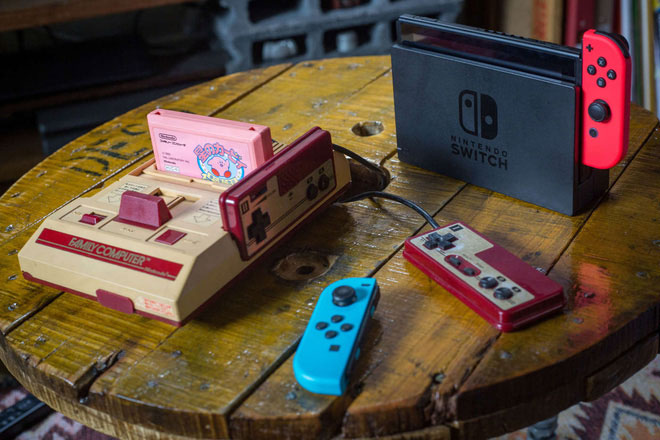 Máy chơi game 4 nút thời đầu bên cạnh máy chơi game Switch hiện nay.