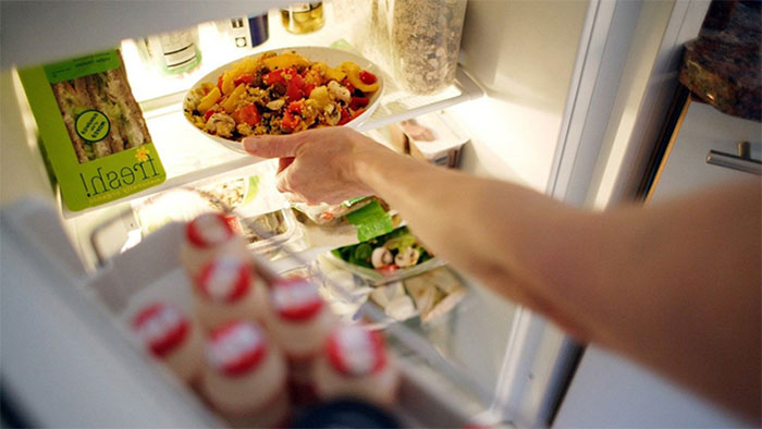 Đồ ăn thừa dù được bảo quản trong tủ lạnh vẫn dễ bị phân hủy tạo ra các hợp chất nitrit